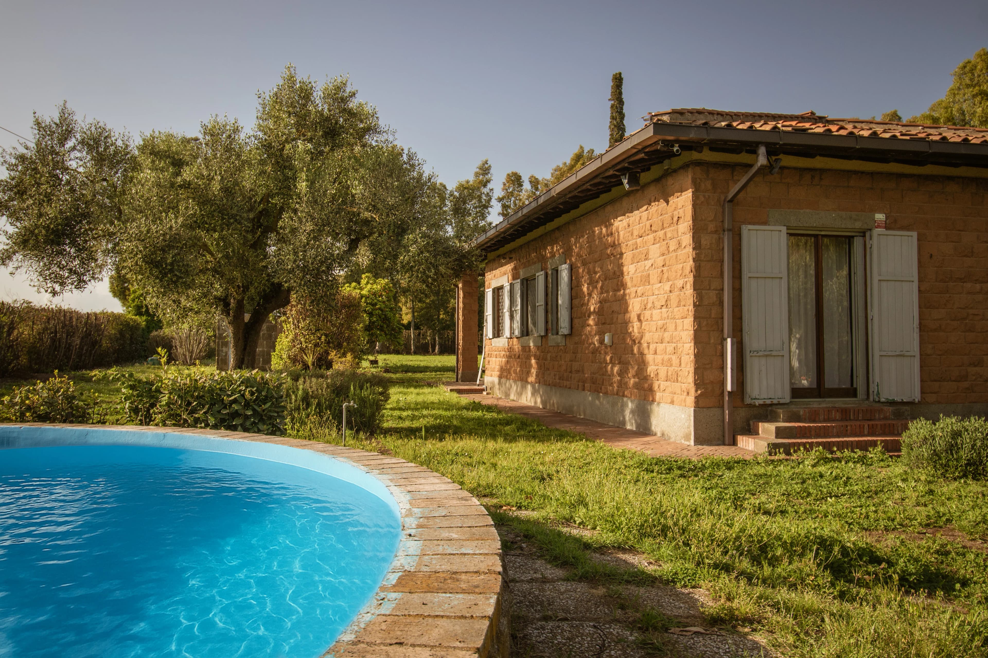 Warm lounge inside a Cunabu residence